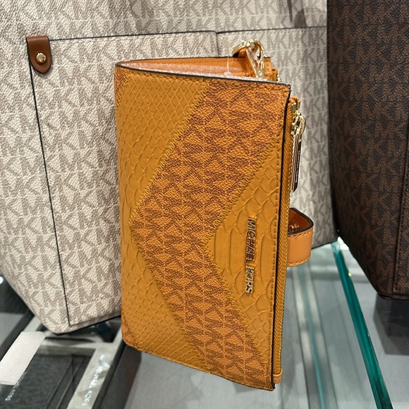 MICHAEL KORS JST LG DOUBLE ZIP WRISTLET WALLET PHONE HOLDER 
Cider Multi 
NWT - Picture 10 of 16